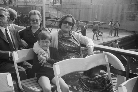1967 En el rompeolas Javier con su madre